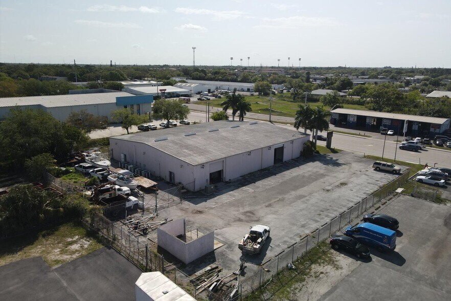 More Photos Of 2451 17th St, Sarasota Showroom For Sale