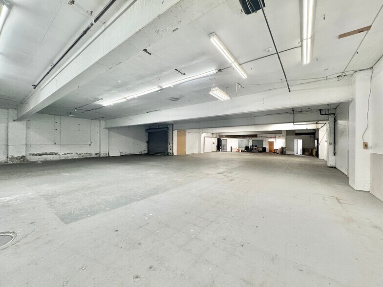 More Photos Of 120 New Hyde Park Rd, Franklin Square Showroom For Lease