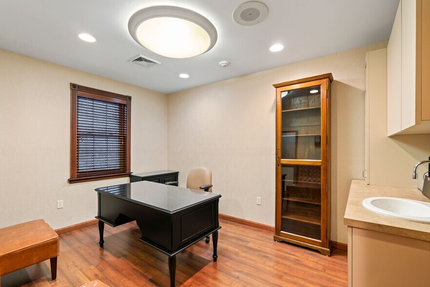 More Photos Of 29 Green St, Huntington Medical For Sale