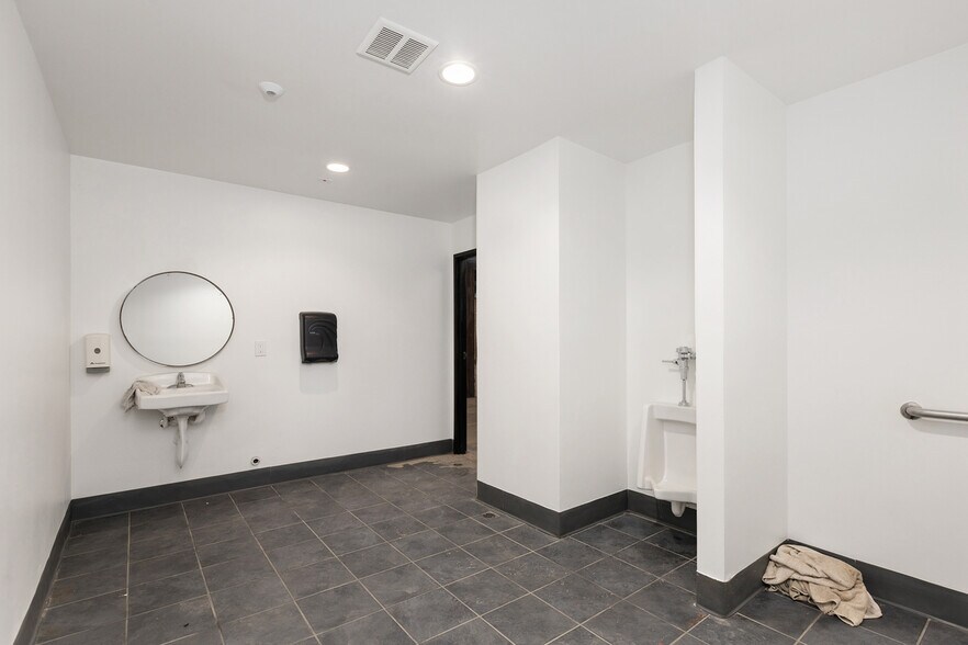 More Photos Of 3821 Park Blvd, San Diego General Retail For Lease
