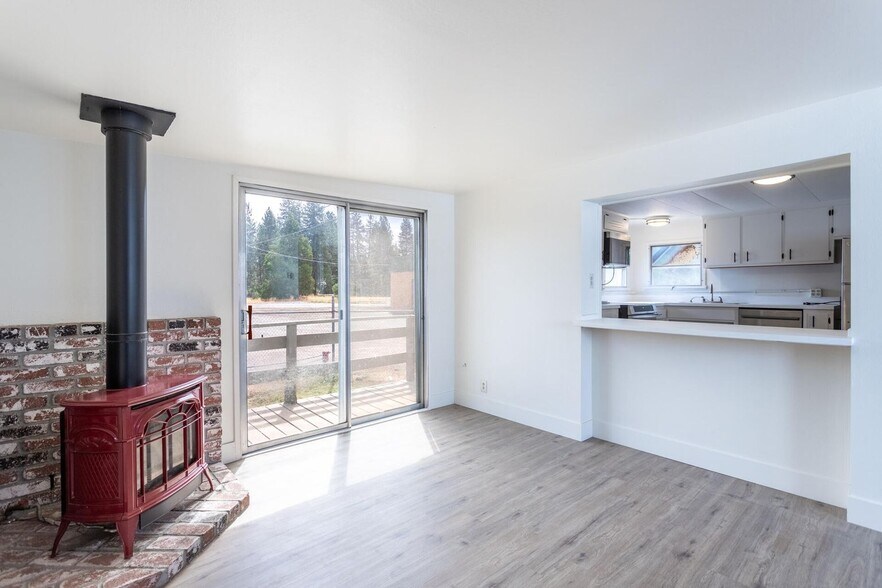 More Photos Of 37087 Main St, Burney Showroom For Sale