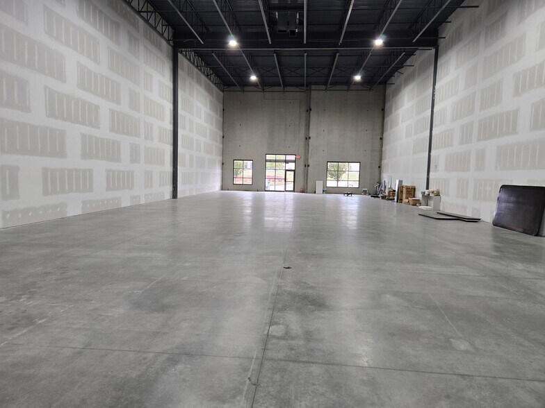 More Photos Of 2884-2900 NE Independence Ave, Lee's Summit Showroom For Lease