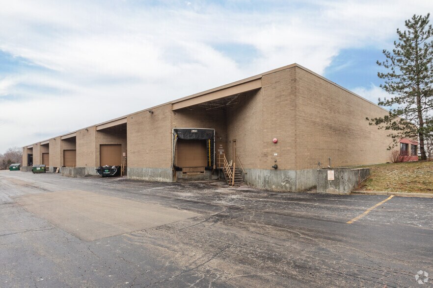 More Photos Of 950-990 Corporate Woods Pky, Vernon Hills Light Distribution For Lease