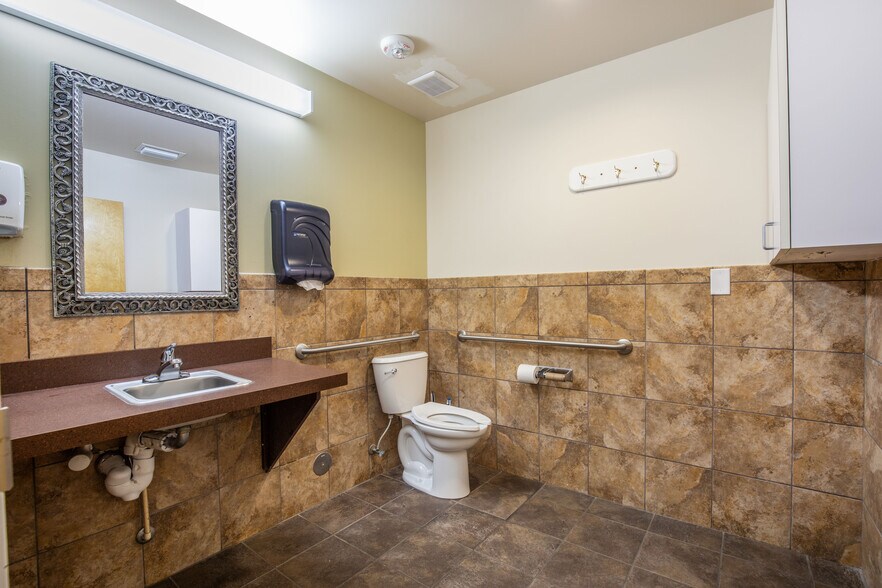 More Photos Of 27 E Hibiscus Blvd, Melbourne Medical For Sale