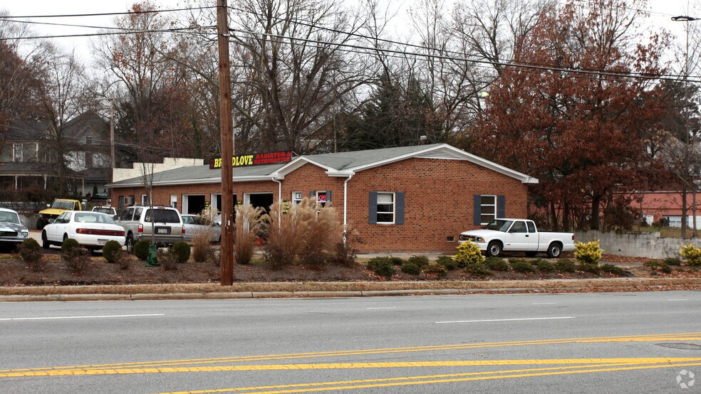 Primary Photo Of 501 Summit Ave, Greensboro Auto Repair For Lease