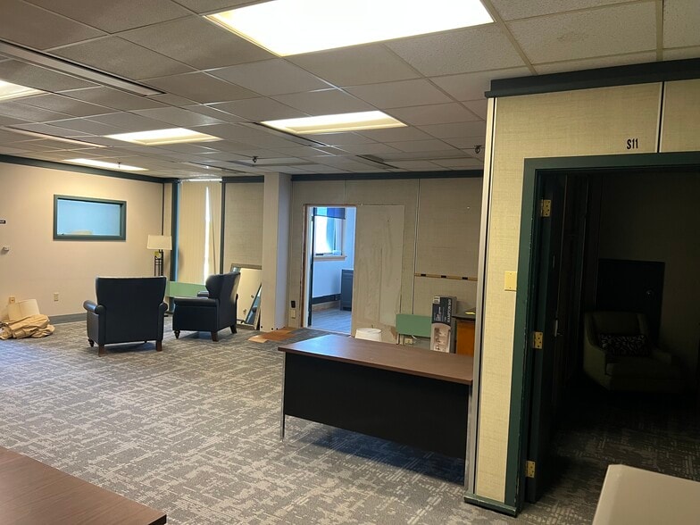 More Photos Of 136 Center St, Old Town Office For Sale