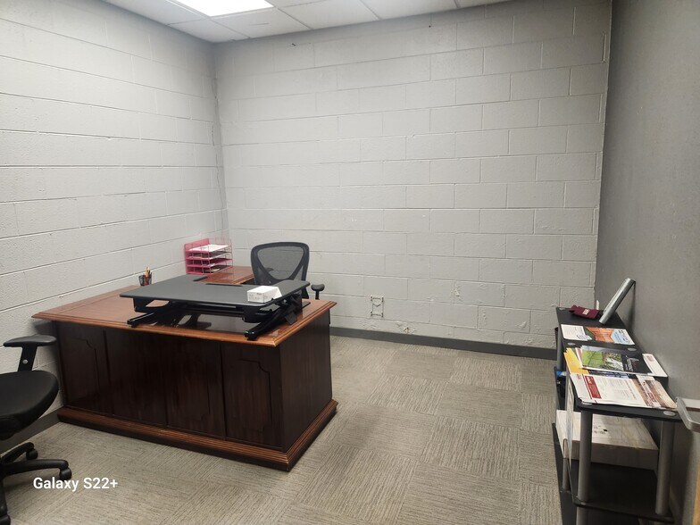 More Photos Of 900 Creekside Rd, Chattanooga Light Distribution For Sale