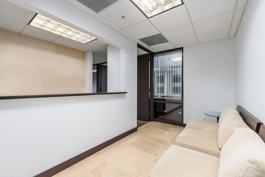 More Photos Of 1110 Brickell Ave, Miami Office For Lease