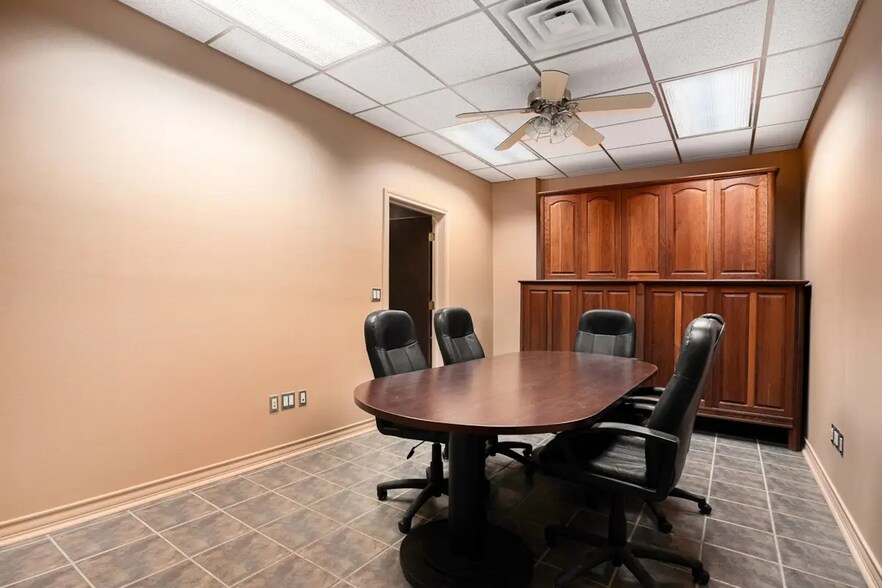 More Photos Of 124 S Nolan River Rd, Cleburne Flex For Lease