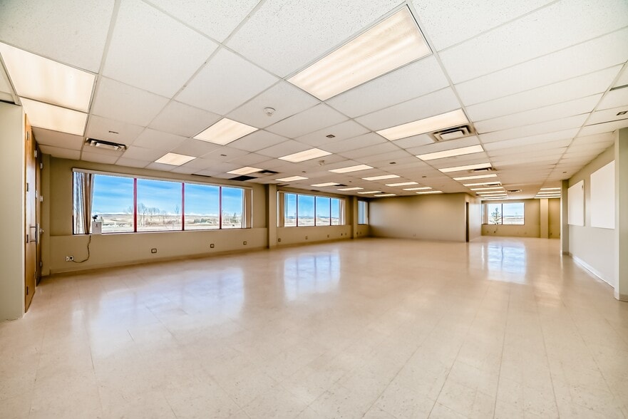 More Photos Of 16 Commercial Dr, Calgary Warehouse For Lease