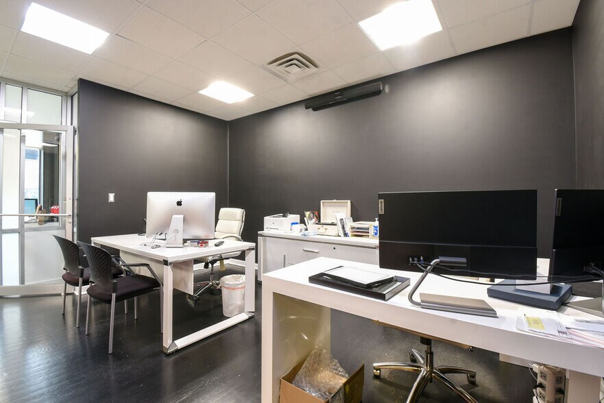 More Photos Of 2101 W Division St, Chicago Storefront Retail Residential For Lease