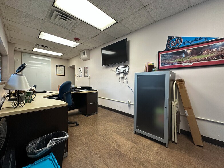 More Photos Of 1128-1152 N Rutledge St, Springfield Office For Sale