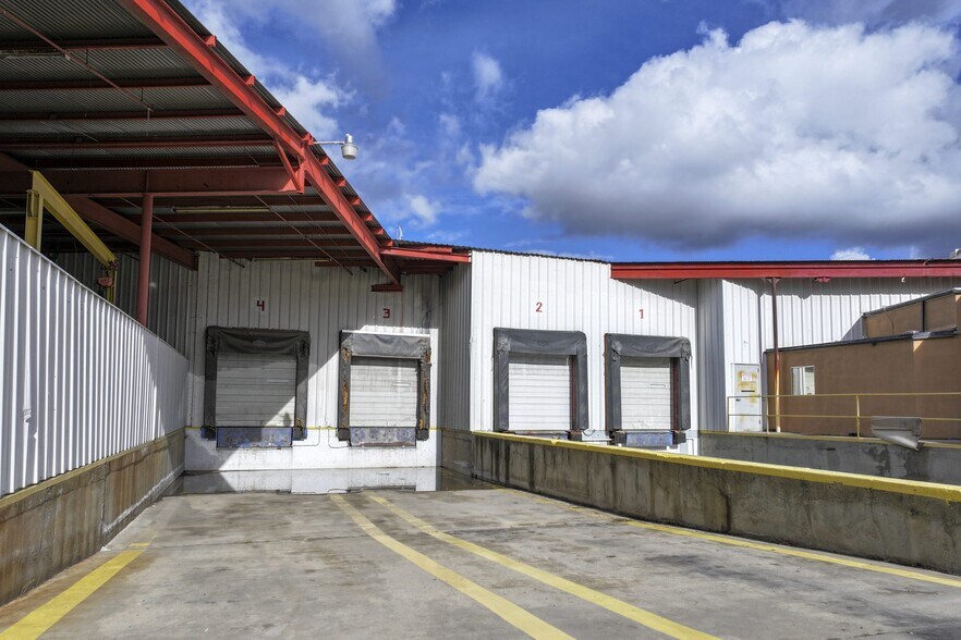 More Photos Of 200 N Uruapan Way, Dinuba Warehouse For Sale