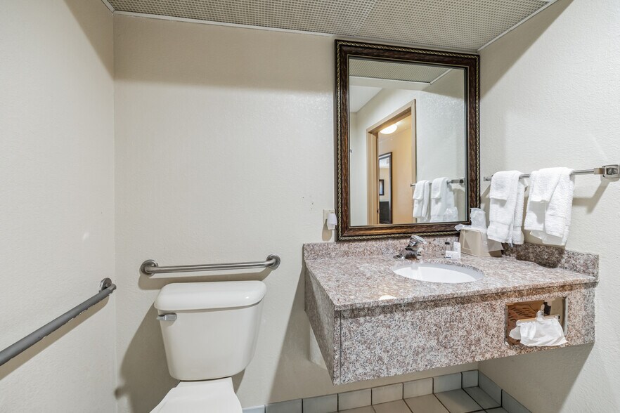 More Photos Of 138 Marsh Rd, Somerset Hotel For Sale