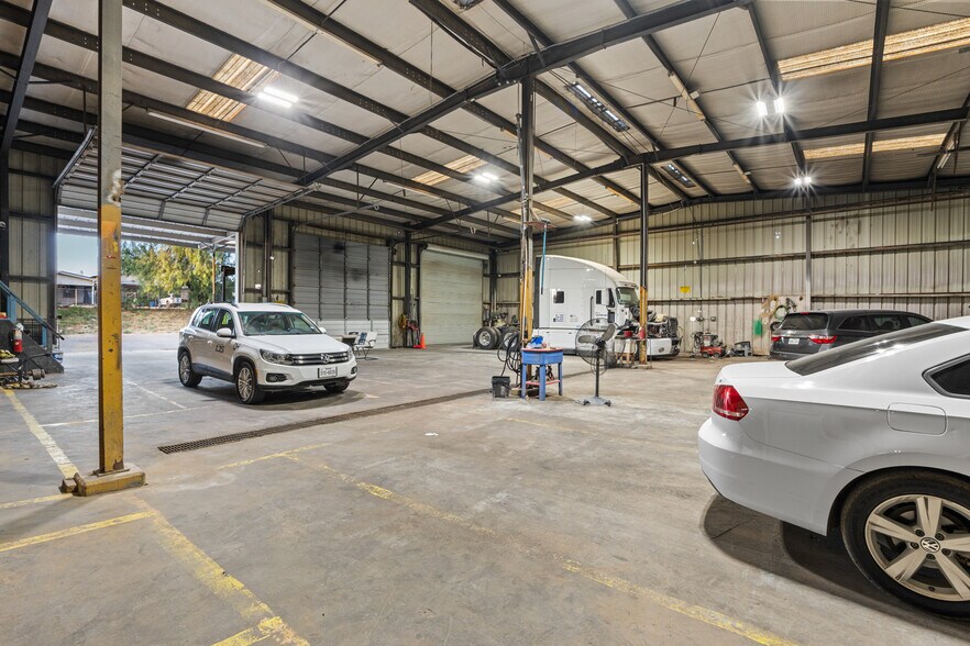 More Photos Of 8210 San Gabriel Dr, Laredo Warehouse For Lease