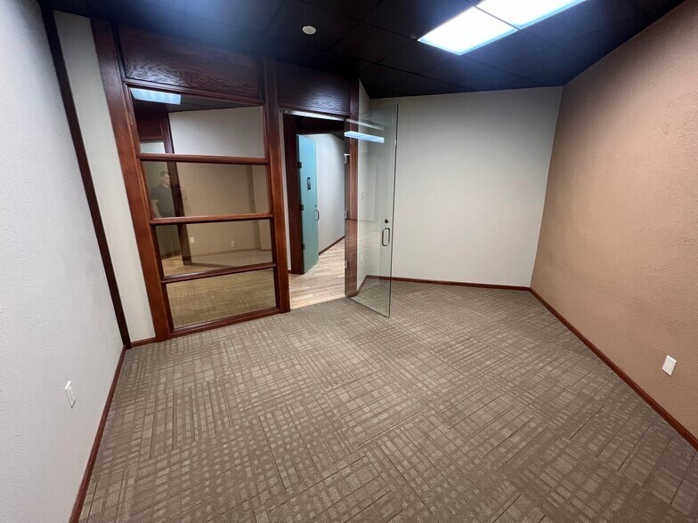 More Photos Of 812 Burlington Dr, Bismarck Office For Sale