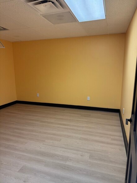 More Photos Of 711 Main St, Grandview Storefront For Lease