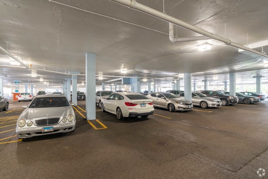 More Photos Of 701 Lee St, Des Plaines Office For Lease