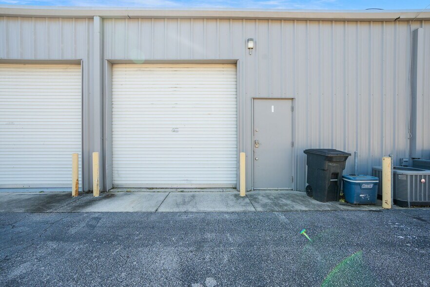 More Photos Of 4545 Mariotti Ct, Sarasota Flex For Lease