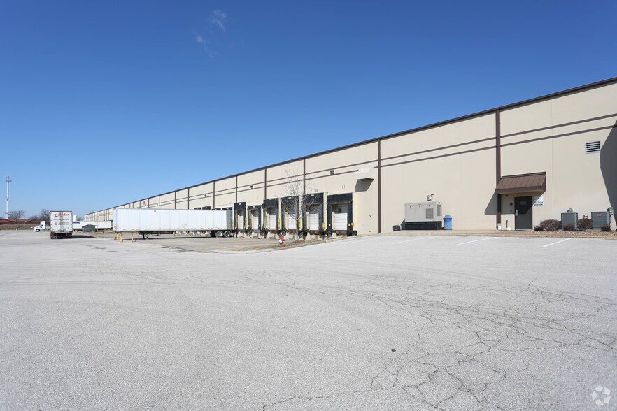 More Photos Of 1250-1290 Interstate Dr, Wentzville Warehouse For Lease