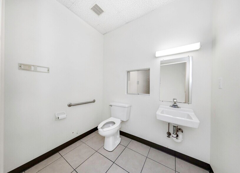 More Photos Of 655 N Indiana Ave, Englewood Medical For Sale