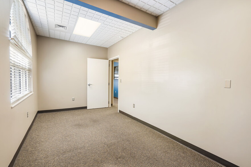More Photos Of 909 E Republic Rd, Springfield Office For Lease