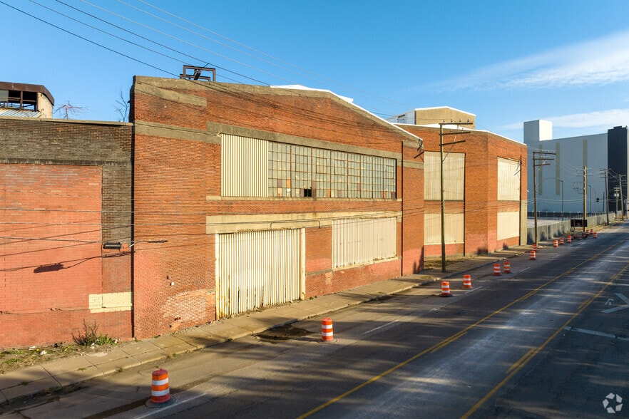More Photos Of 6600 Mount Elliott St, Detroit Warehouse For Lease