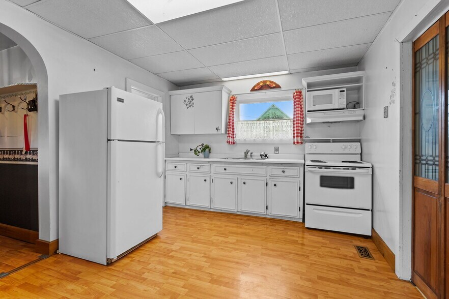 More Photos Of 44 Park St, Port Colborne Multifamily For Sale