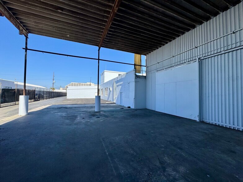More Photos Of 5400 W 104th St, Los Angeles Manufacturing For Lease