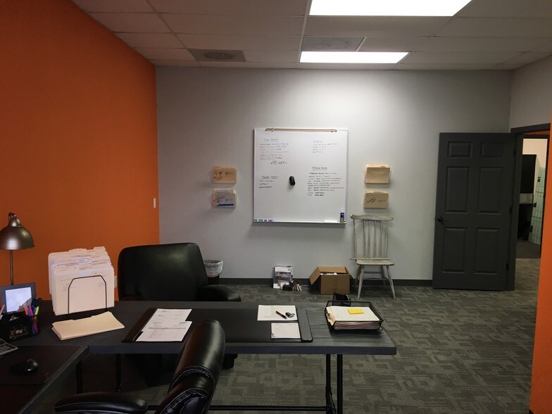 More Photos Of 700 Crown Industrial Ct, Chesterfield Warehouse For Lease