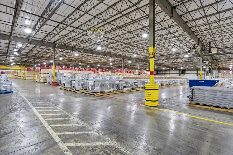 More Photos Of 700 W Loop 340, Woodway Warehouse For Lease