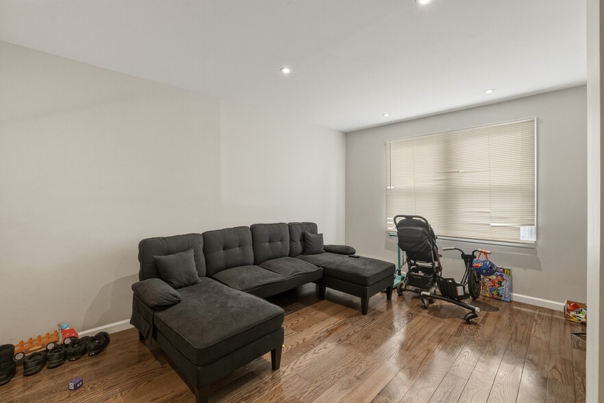 More Photos Of 150 N Delaware Ave, Lindenhurst Storefront Retail Residential For Sale