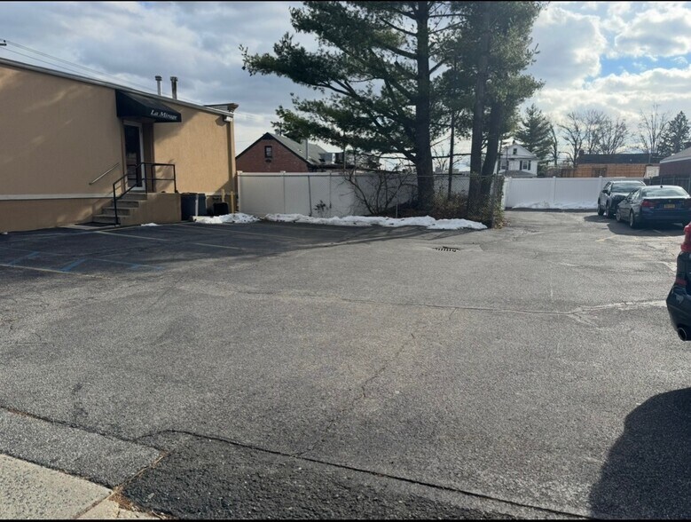 More Photos Of 897 Willis Ave, Albertson Storefront For Sale