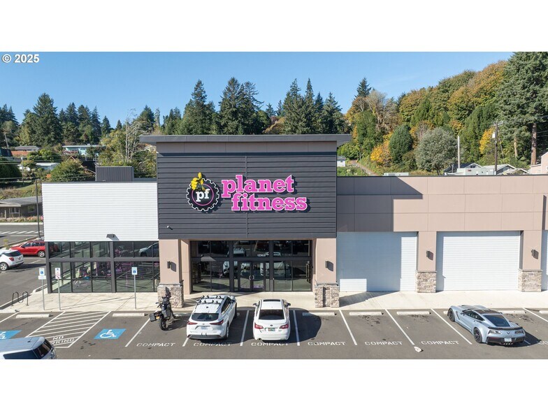 More Photos Of 1236 Teakwood Ave, Coos Bay Health Club For Sale