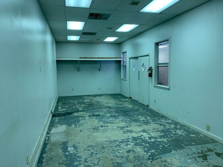 More Photos Of 5424 W Oak St, Palestine Showroom For Lease