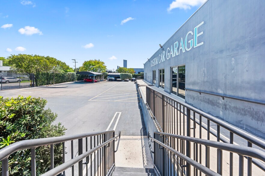 More Photos Of 2500 NW 39th St, Miami Light Distribution For Sale