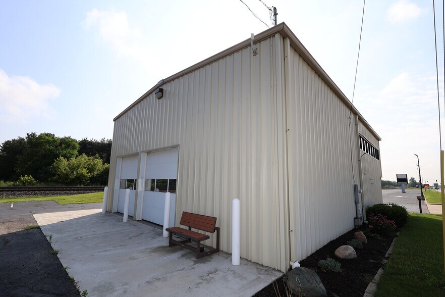 More Photos Of 23119 US Highway 33, Elkhart Storefront For Lease