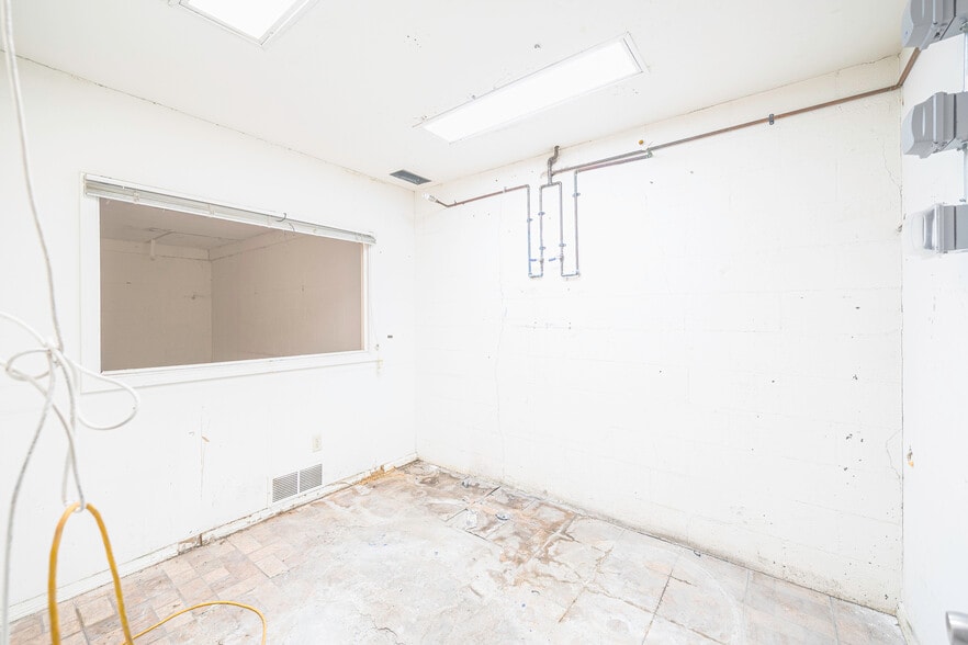 More Photos Of 6943 Eton Ave, Canoga Park Manufacturing For Lease