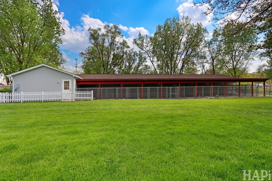 More Photos Of 4403 S Roberts Rd, Island Lake Veterinarian Kennel For Sale
