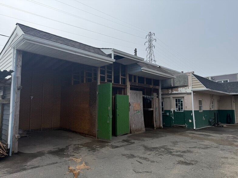 More Photos Of 11 Wheelock Ave, Inwood Warehouse For Lease