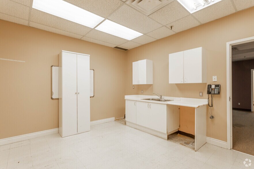 More Photos Of 1431-1527 Rebecca St, Oakville Unknown For Sale