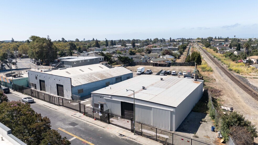 More Photos Of 10441 Edes Ave, Oakland Unknown For Lease