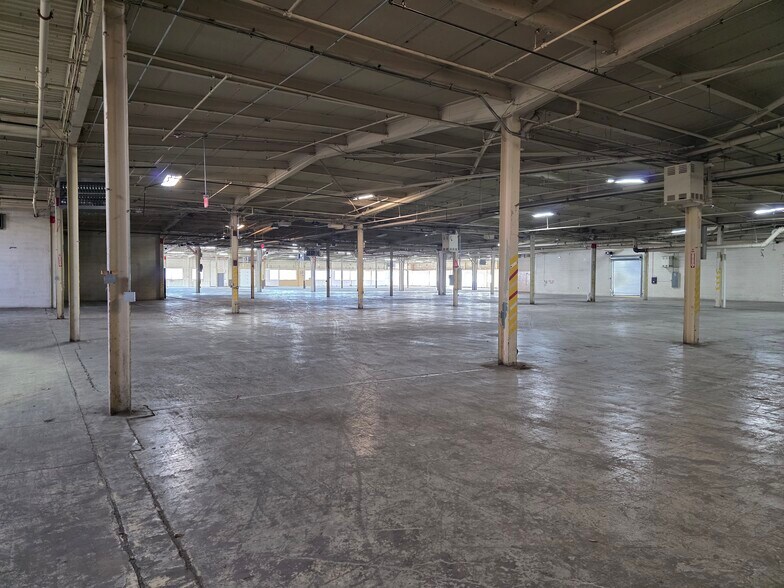 More Photos Of 3400-3450 Oakton St, Skokie Warehouse For Lease