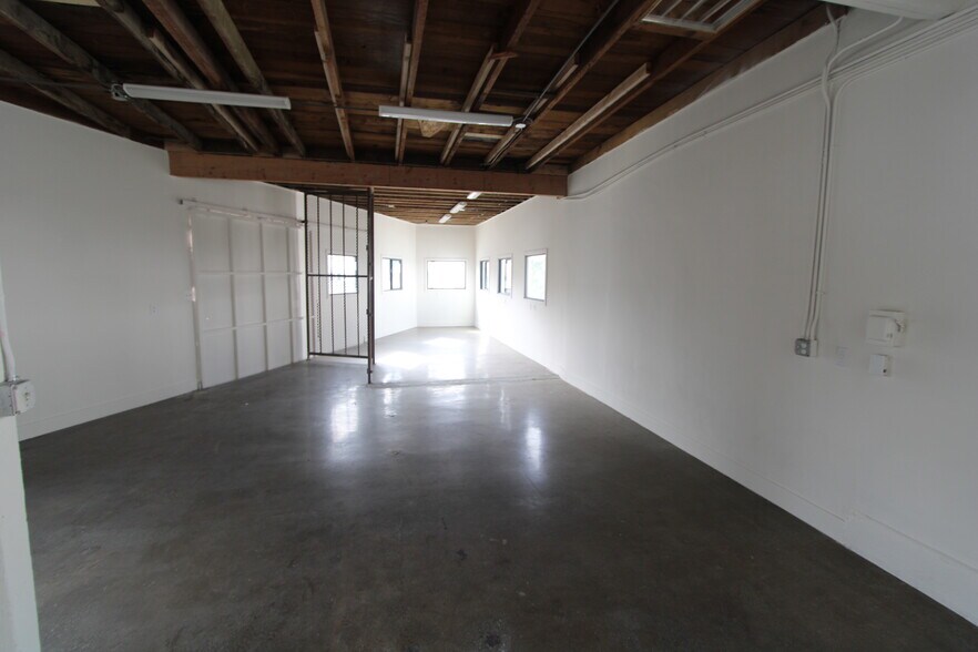 More Photos Of 1810 Sunview Dr, Glendale Freestanding For Lease