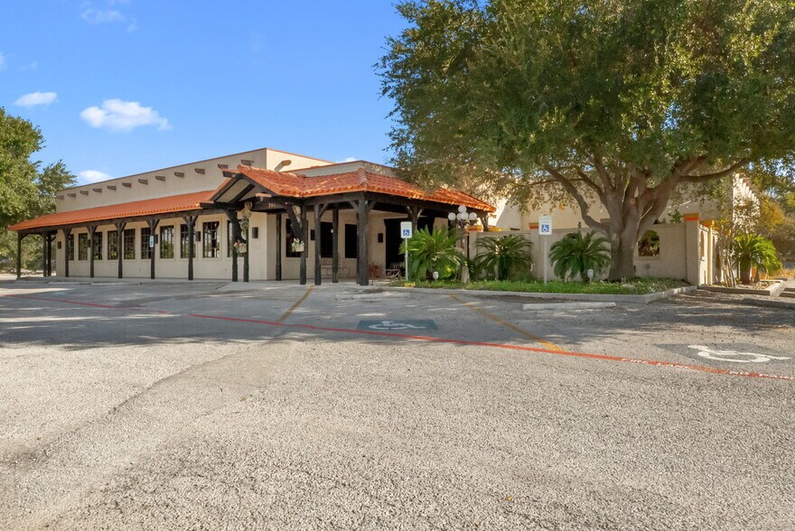 More Photos Of 983 N Highway 123 Byp, Seguin Restaurant For Sale