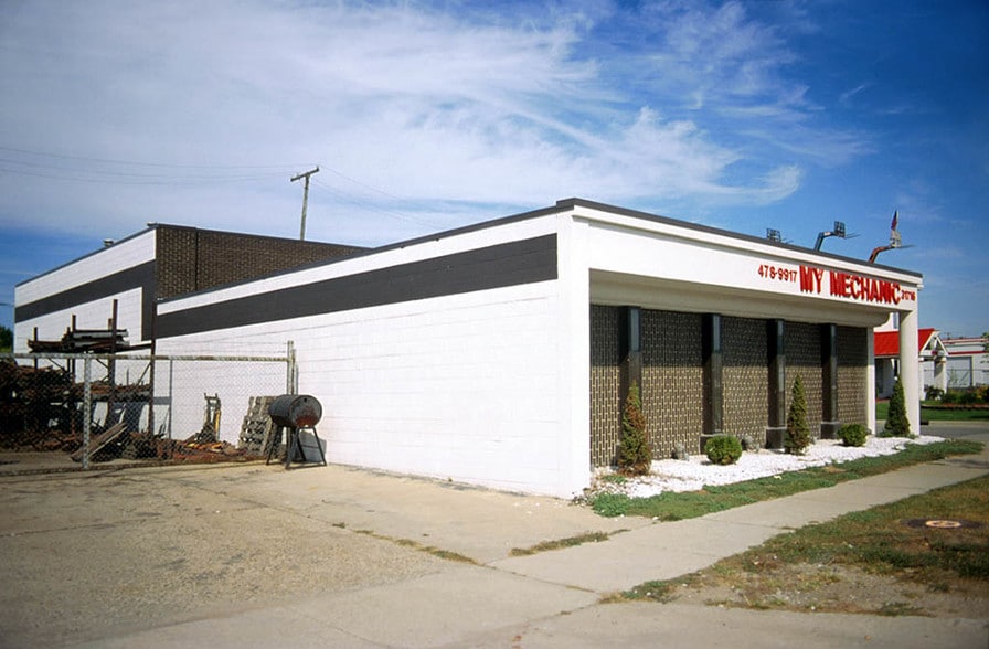 Primary Photo Of 31716 Eight Mile Rd, Farmington Hills Warehouse For Lease