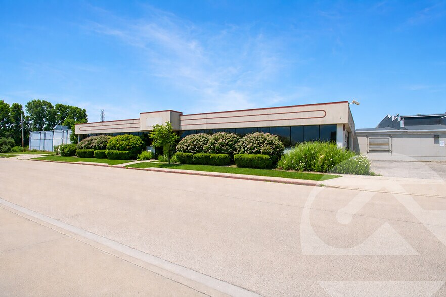 Primary Photo Of 12675 Berwyn Ave, Redford Township Manufacturing For Sale