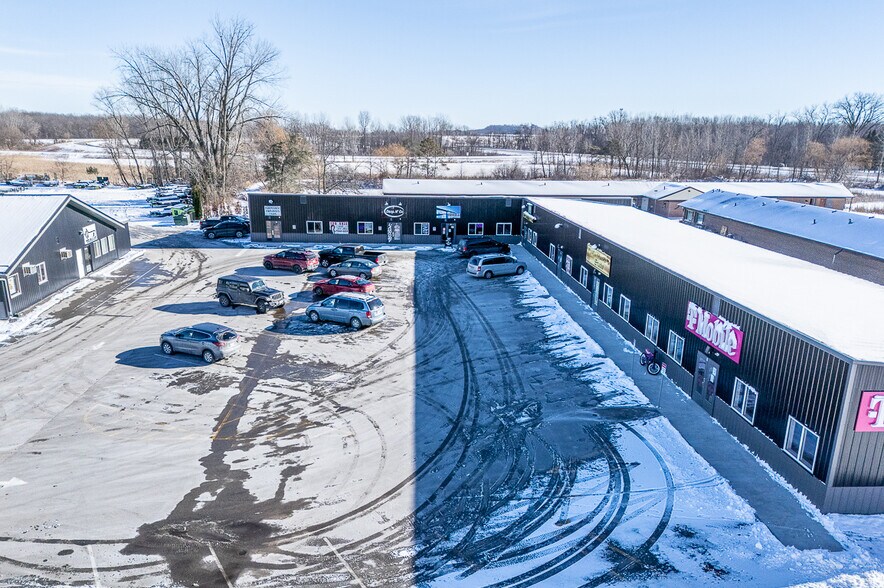 More Photos Of 1186 N Shawano St, New London General Retail For Lease