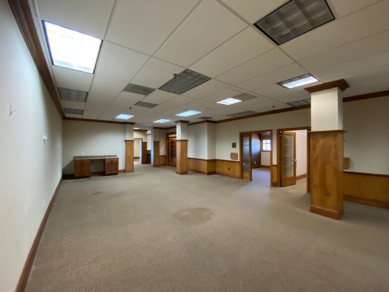 More Photos Of 1000 Camera Ave, Crestwood Flex For Lease