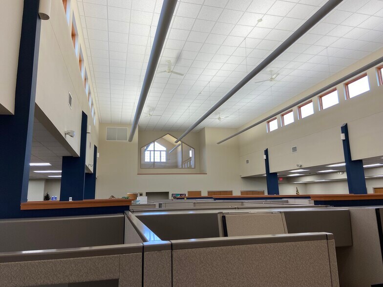 More Photos Of 711 Eisenhower Dr, Kimberly Office For Lease